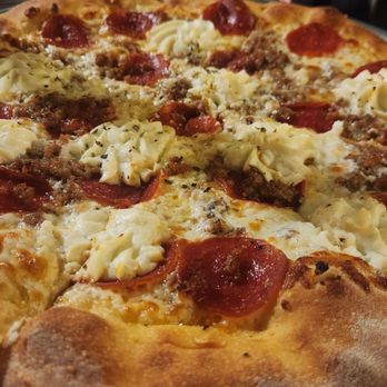 J. Dolan's - Jersey White Pie with Italian sausage and pepperoni added - Pizza Near Me - Honolulu, Hawaii J. Dolan's - Jersey White Pie with Italian sausage and pepperoni added - Pizza Near Me - Honolulu, Hawaii