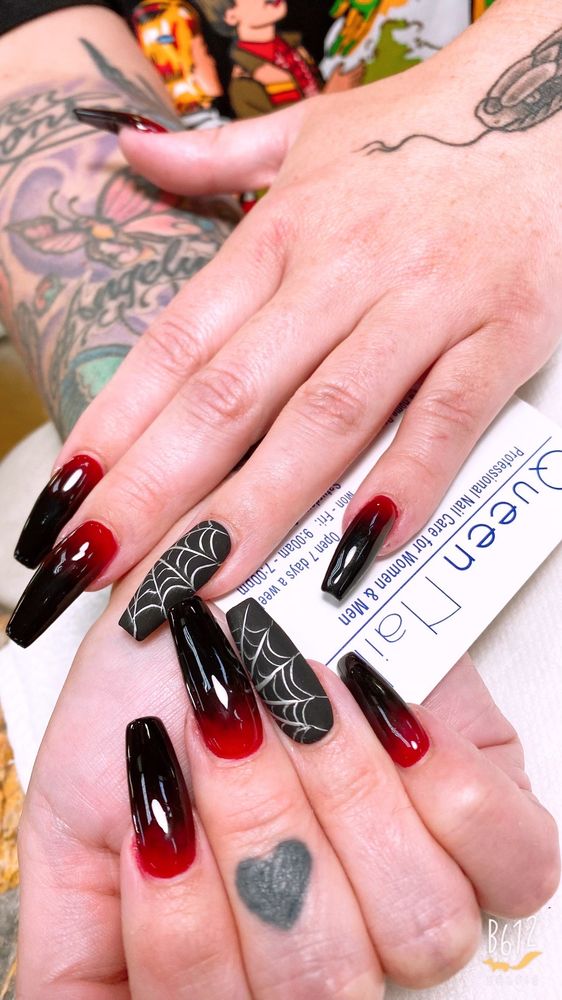 Queen Nails Logo