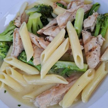 Mamma Mia - Chicken and broccoli in garlic wine sauce - Italian Near Me - Holly Springs, North Carolina Mamma Mia - Chicken and broccoli in garlic wine sauce - Italian Near Me - Holly Springs, North Carolina