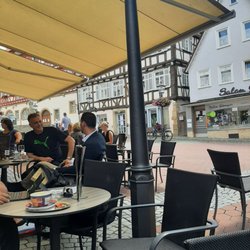 Eiscafè Dolomiti - Von hier aus mit Aussicht zum Marktplatz und Rathaus