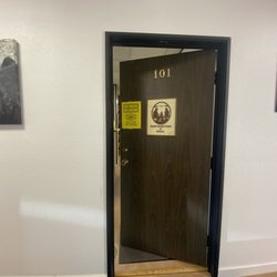 Family Health Center of Benicia - Mask Sign on door
