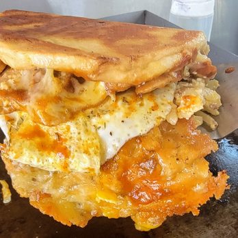 Beachy Queen - Hot Mess - Food Trucks Near Me - Shalimar, Florida