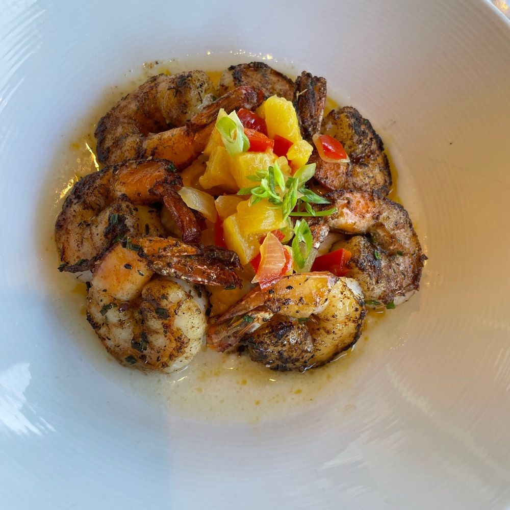 Wind & Waves Grill - Shrimp and cheese grits with coconut-leek cream and pineapple chutney - Cocktail Bars Near Me - Vero Beach, Florida Wind & Waves Grill - Shrimp and cheese grits with coconut-leek cream and pineapple chutney - Cocktail Bars Near Me - Vero Beach, Florida