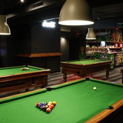 Zoo Bar & Grill - Pool Tables on Level 2