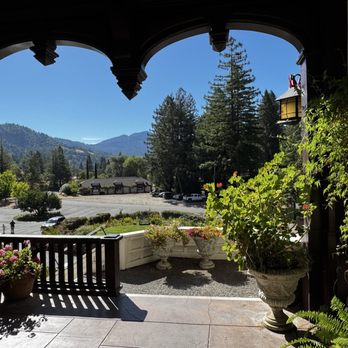 Benbow Historic Inn - Front porch - Hotels Near Me - Garberville, California