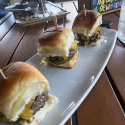 Mini cheeseburger sliders Mini cheeseburger sliders