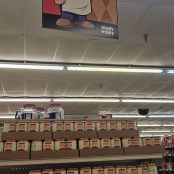 Piggly Wiggly - Piggly Wiggly waving bye - Grocery Near Me - Muldrow, Oklahoma