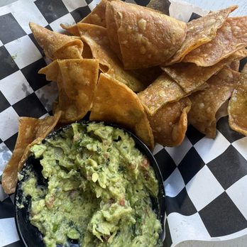 Beaunique Latin Kitchen - Home made chips and guacamole - Latin American Near Me - Elgin, Illinois