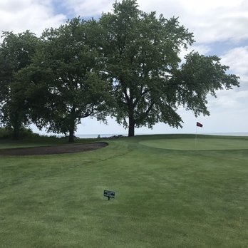 South Shore Golf Course - Par 4 green is right next to the lake - Golf Near Me - Chicago, Illinois South Shore Golf Course - Par 4 green is right next to the lake - Golf Near Me - Chicago, Illinois