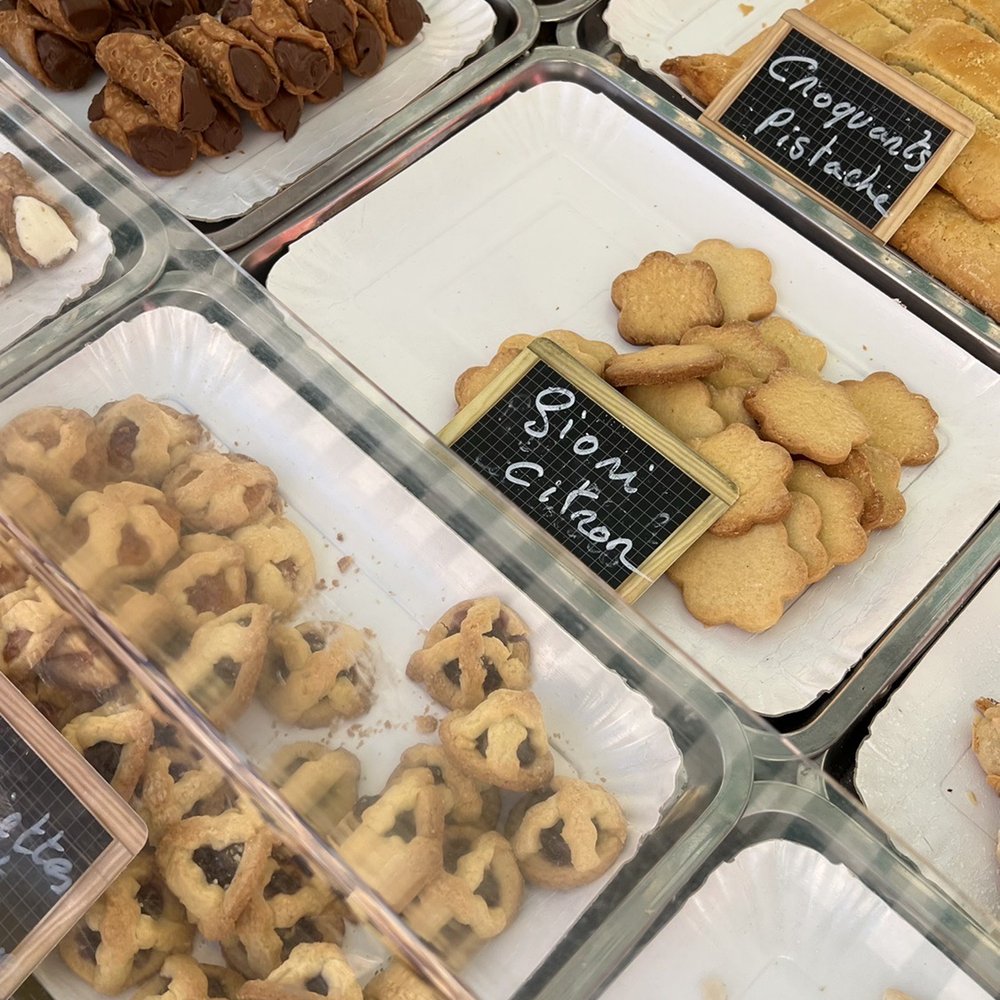 Marché aux Fleurs - Cannolis and pistachio cookies - Florists Near Me - Nice, 06