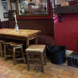 Kenny's Pub - Around the entrance