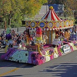 Farmers Insurance - Kathy Reutter - Farmers Rose Parade Float 2019