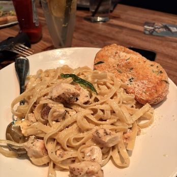 Yard House - Fettuccine alfredo - Bars Near Me - Houston, Texas Yard House - Fettuccine alfredo - Bars Near Me - Houston, Texas