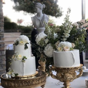 Scarborough Affair - Cake flowers - Floral Designers Near Me
