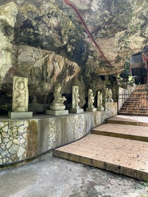 Sam Poh Tong Temple by null