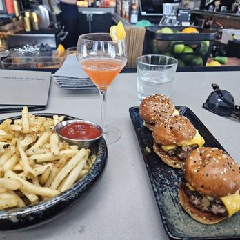 Lincoln Social Rooftop - Truffle fries and sliders - American Near Me - Columbus, Ohio