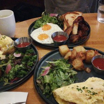 Earls Kitchen + Bar - Canadian (New) Near Me - Richmond, British Columbia