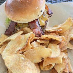 USV Smash Burger with chips USV Smash Burger with chips