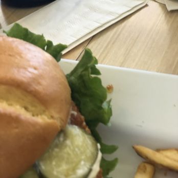 Mea Inu Beach Bar & Grill - Crispy Chicken sandwich - American Near Me - Lihue, Hawaii