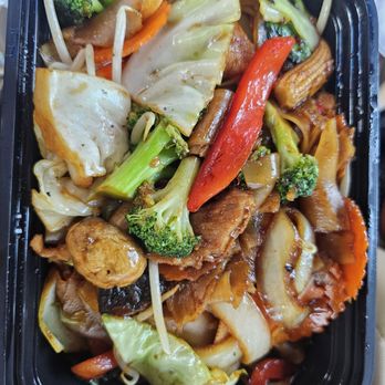 Thai Spoon Cafe - Drunken Noodles with pork and extra veggies - Thai Near Me - Redlands, California Thai Spoon Cafe - Drunken Noodles with pork and extra veggies - Thai Near Me - Redlands, California