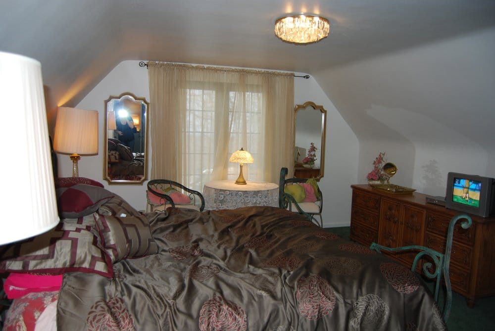 MARIGOLD BED AND BREAKFAST Updated October 2024 12647 Caves Rd, Chesterland, Ohio Bed