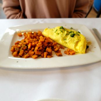 High Cotton - Omelet with potato hash - Cocktail Bars Near Me - Charleston, South Carolina High Cotton - Omelet with potato hash - Cocktail Bars Near Me - Charleston, South Carolina