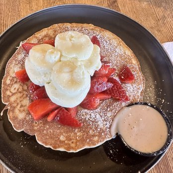 Pradera Brunch - Fresas con crema pancakes - Breakfast & Brunch Near Me - Baldwin Park, California
