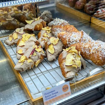 Paris Baguette - Pastries - Bakeries Near Me - Philadelphia, Pennsylvania