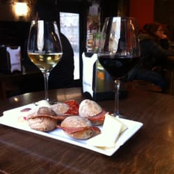Casa Pepe - Enjoying some wine and free delicious tapas