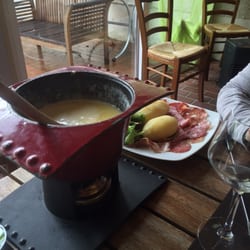 Auberge De La Montagne - La fondue savoyarde accompagné de son supplément charcuterie.