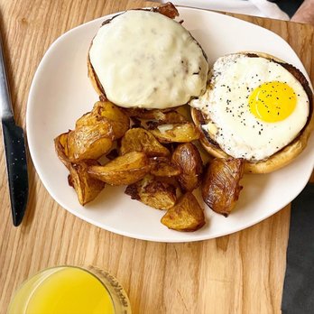 Tribute Eatery & Bar - Brunch burger - Bars Near Me - Coralville, Iowa