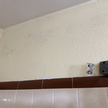 Days Inn by Wyndham Donegal - Shower rod - Hotels Near Me - Donegal, Pennsylvania