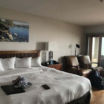 Moonstone Landing - Nice comfy bed and his and her leather chairs. - Hotels Near Me - Cambria, California
