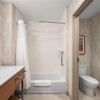 Hampton Inn and Suites by Hilton Port Clinton Catawba Island - Guest room bath - Hotels Near Me - Port Clinton, Ohio Hampton Inn and Suites by Hilton Port Clinton Catawba Island - Guest room bath - Hotels Near Me - Port Clinton, Ohio