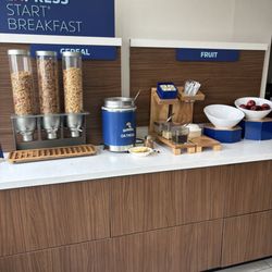 Holiday Inn Express & Suites San Diego Otay Mesa - Cereal and oatmeal bar