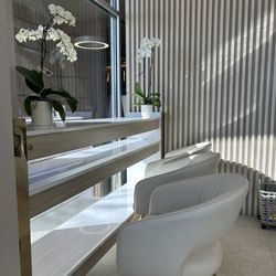 Ly Ly Nails & Spa - Waiting area