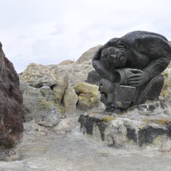 Isola di Vulcano - Men gebruikt veel terug van de natuur. De harde vulcanische steen basalt wordt gebruikt in de bouw maar ook in kunst
