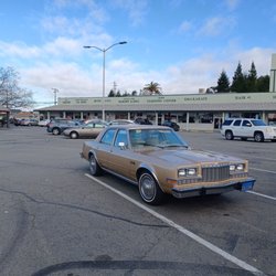Manor Square - Johnny's, post office, liquor store