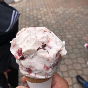 Kilwins Ice Cream - Chocolate - Fudge - My favorite Strawberry chunks - Ice Cream & Frozen Yogurt Near Me - Holland, Michigan Kilwins Ice Cream - Chocolate - Fudge - My favorite Strawberry chunks - Ice Cream & Frozen Yogurt Near Me - Holland, Michigan