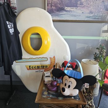 Egg Mann and Earl - They have some pretty neat things to look at in the waiting area. - Breakfast & Brunch Near Me - Boise, Idaho