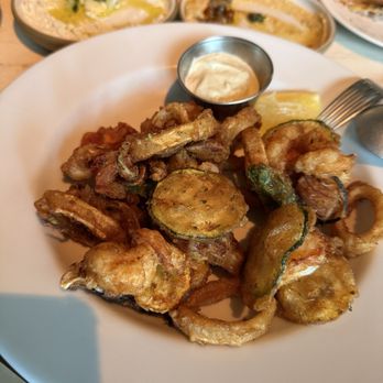 SERA - Fried Calamari and shrimp! Delish!!! Lightly battered and full of flavor! - Seafood Near Me - Honolulu, Hawaii