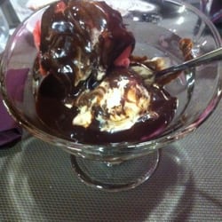 L'énoteka - Glace vanille et fraise, nappage chocolat chaud.