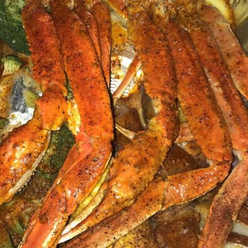 Fisherman's Island - 1 lb of snow crab legs with Cajun and house seasonings. Broccoli, corn, potatoes and extra butter - Seafood Near Me - Chicago, Illinois