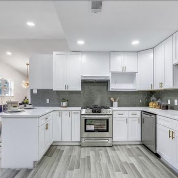 LuxuryHomes & Construction - a modern kitchen with white cabinets and stainless steel appliances - General Contractors Near Me - Odessa, Texas LuxuryHomes & Construction - a modern kitchen with white cabinets and stainless steel appliances - General Contractors Near Me - Odessa, Texas