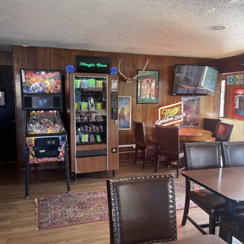 The Pearl Seaside - Pinball and a magic vending machine - Dive Bars Near Me - Seaside, Oregon