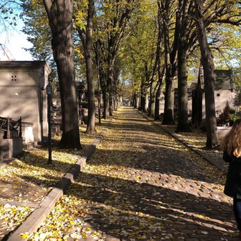 Cimetière du Père Lachaise - Fall afternoon in the cemetery - Funeral Services & Cemeteries Near Me - Paris, 75