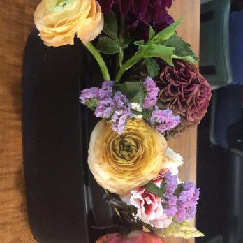 MOZZ Artisan Pizza - Every table is decorated with fresh flowers...great touch! - Pizza Near Me - Provo, Utah