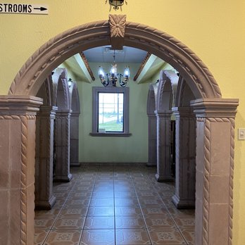 Mi Mexico Restaurant - Hallway between dining booths - Mexican Near Me - Lexington, Kentucky