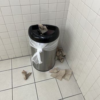 Big Lots - When employees don't care, neither do customers! - Department Stores Near Me - Fayetteville, Georgia