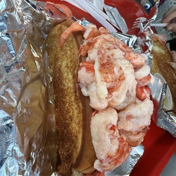 Red's Eats - Lobster roll - Seafood Near Me - Wiscasset, Maine